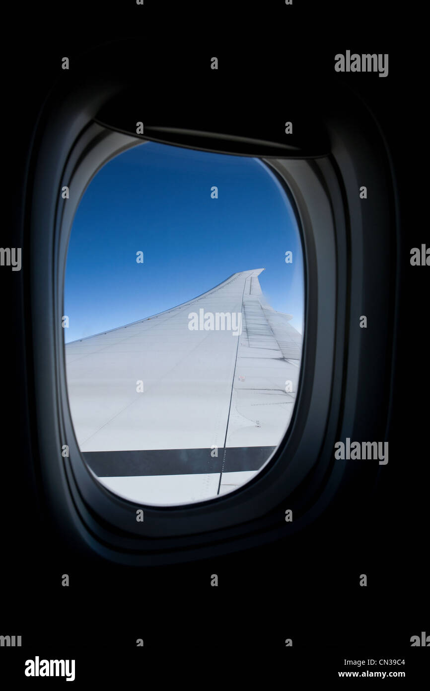 Flugzeugflügel im kommerziellen Jet aus gesehen Stockfoto