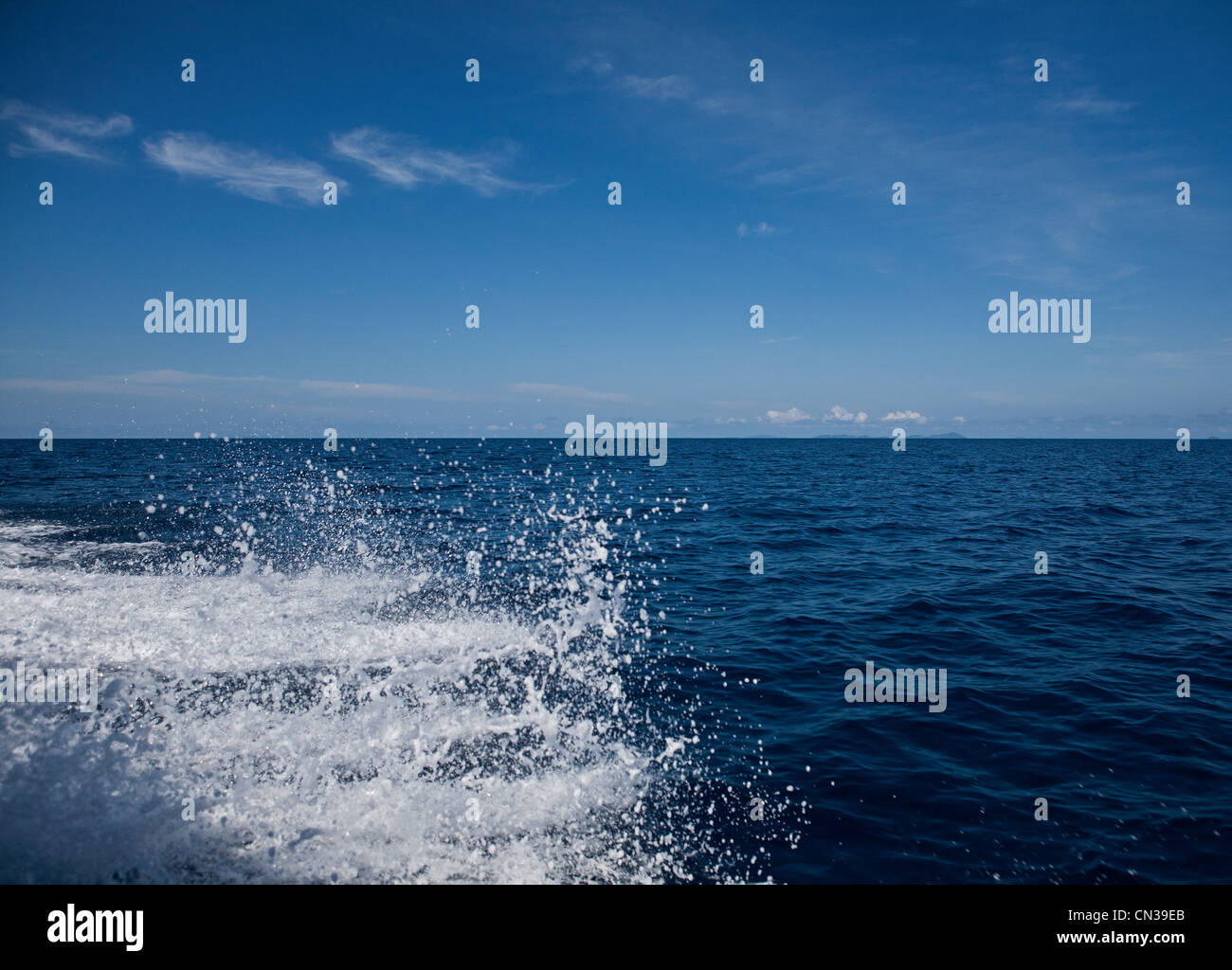 Gischt aus dem Schnellboot am Südchinesischen Meer in der Nähe von Tioman Island, Malaysia Stockfoto