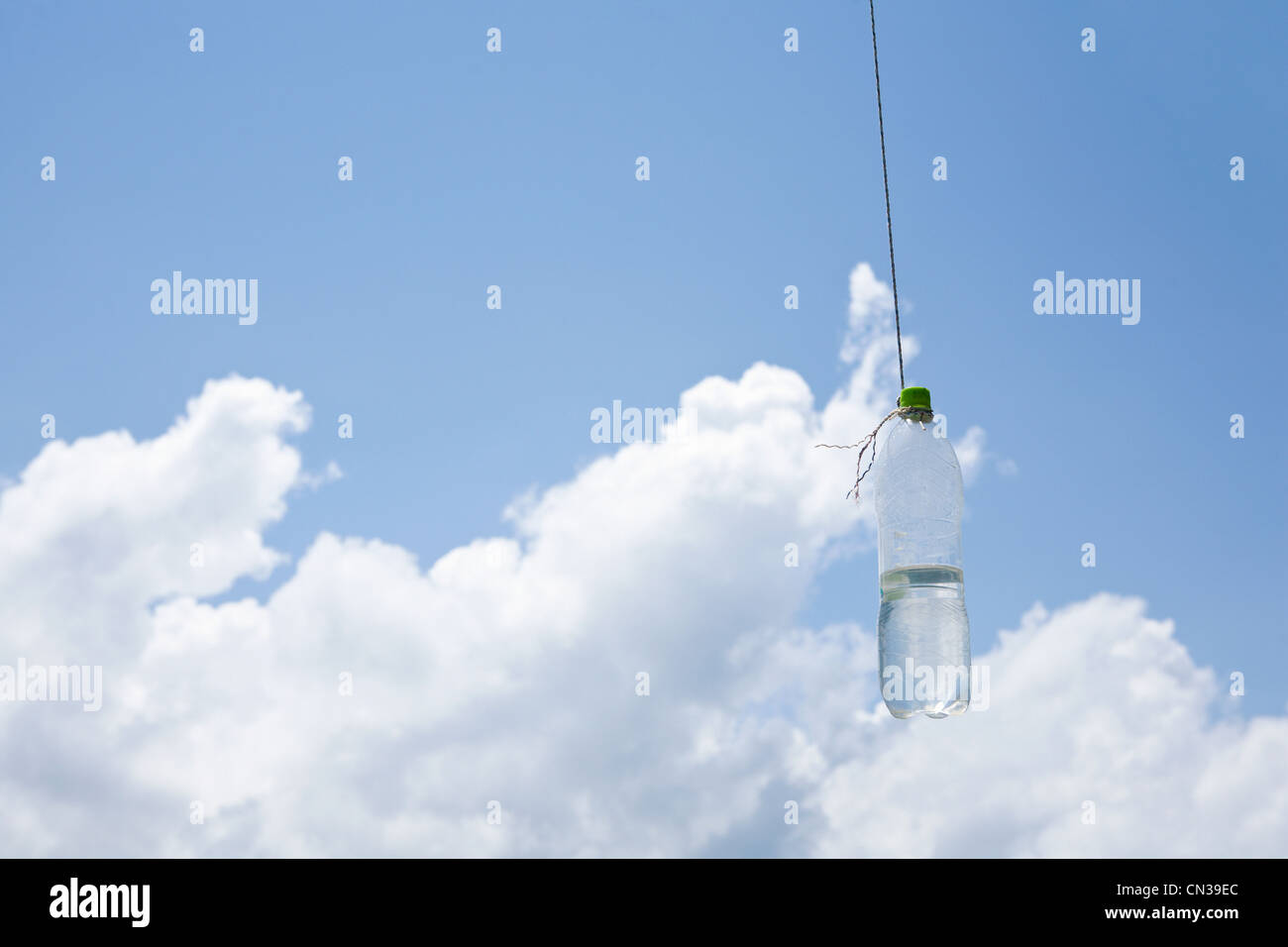 Flasche Wasser hängen, Zeichenfolge Stockfoto