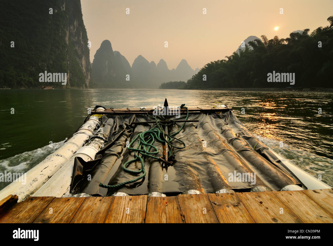 Bambus-Boot am Li-Fluss, Guilin, China Stockfoto