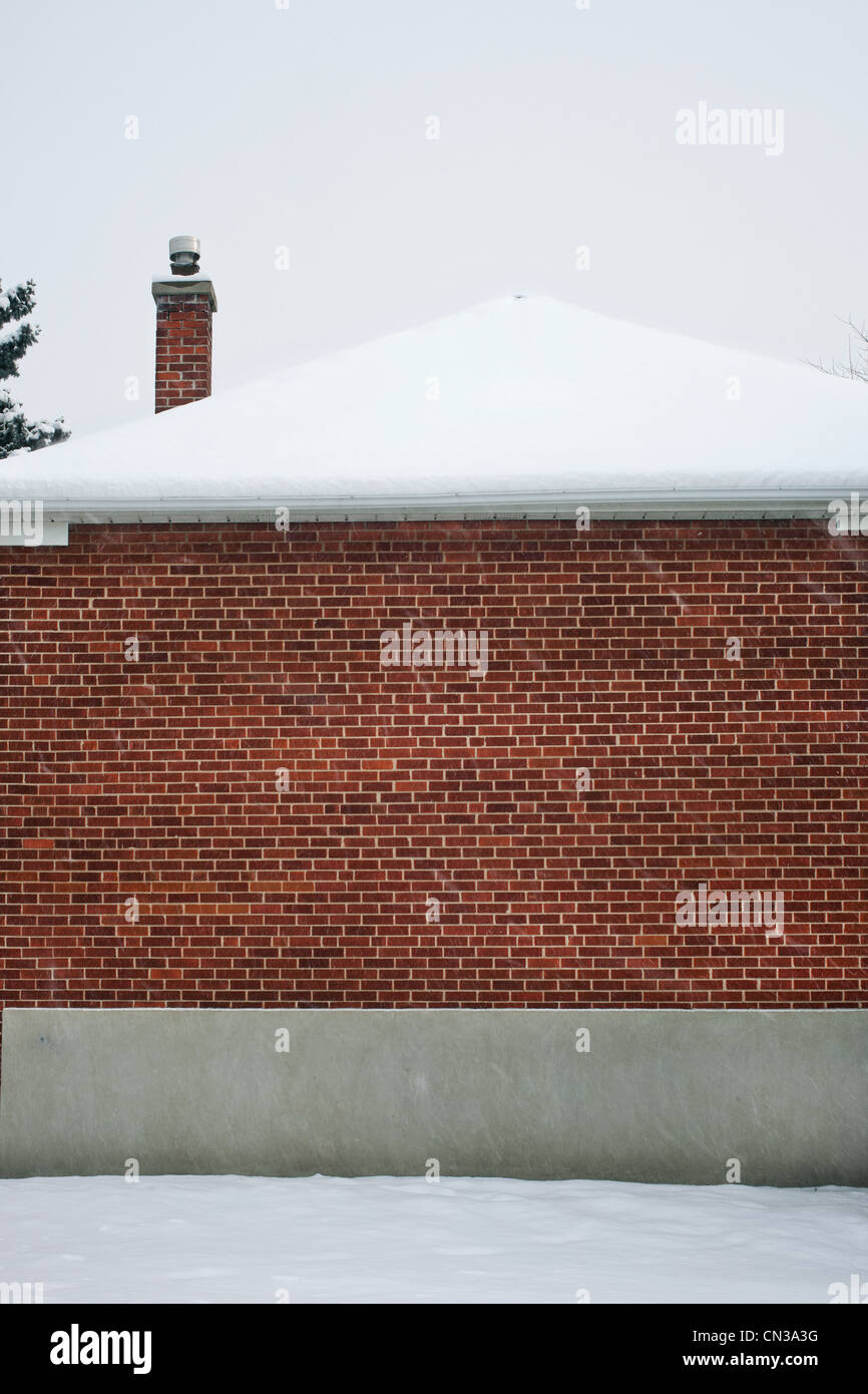 Schnee auf einem Haus Stockfoto