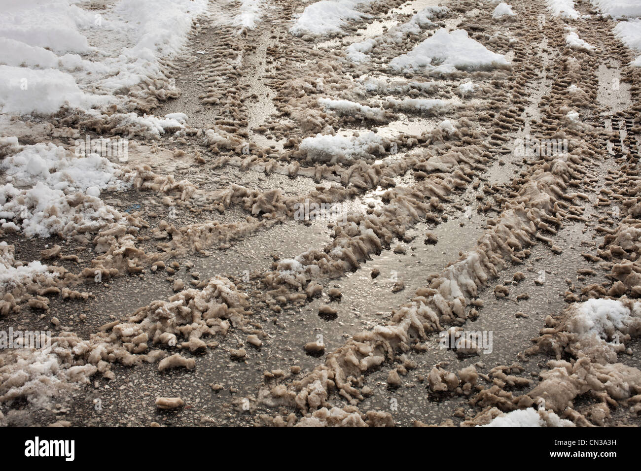 Schnee und Matsch mit Reifenspuren Stockfoto