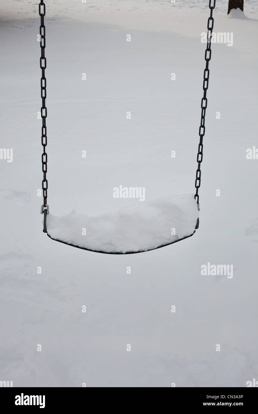 Schneebedeckte Schaukel Stockfoto