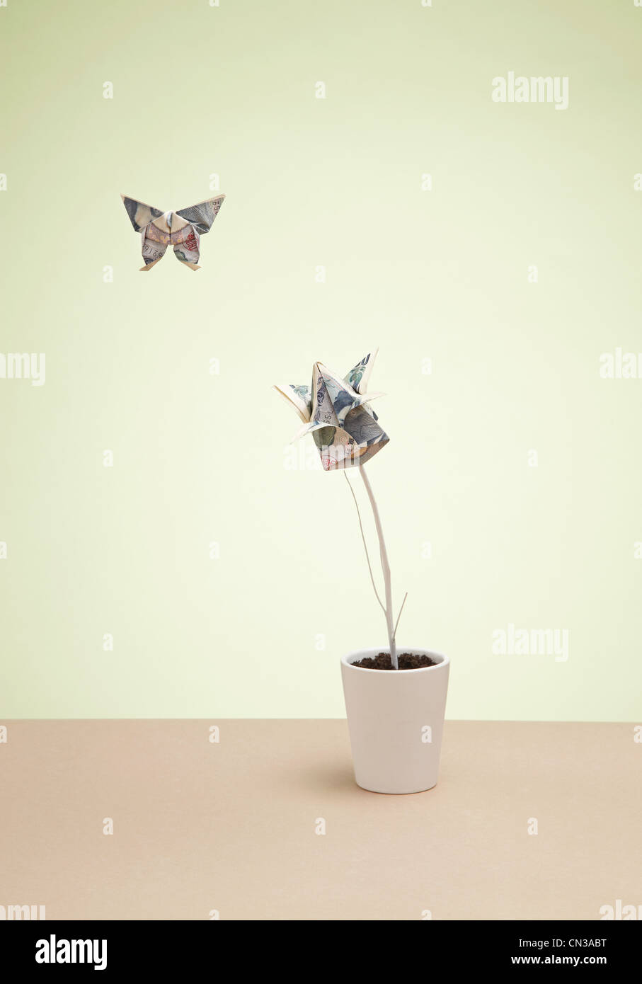 Origami Schmetterling und Yen Geldschein im Blumentopf Stockfoto