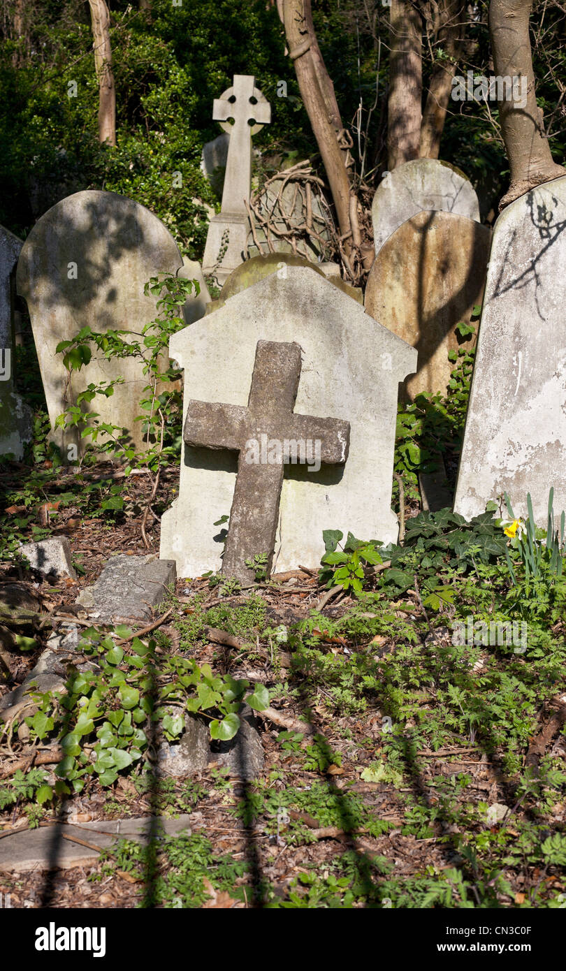 Kruzifix Grabstein in Highgate Cemetery in London, England, UK Stockfoto