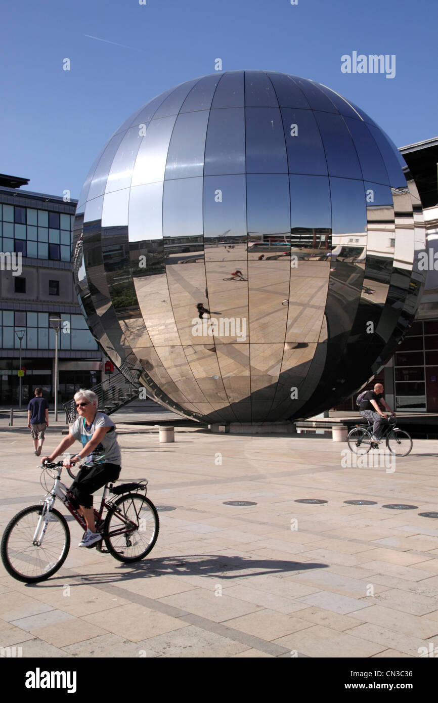 Gespiegelte Planetarium Kugel im Millennium Square Bristol Stockfoto