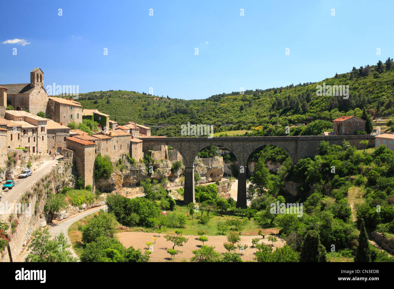 Die historische Stadt Minerve, und die Brücke über das Tal des Flusses Cesse. Département de l'Hérault, Frankreich. Mai. Stockfoto