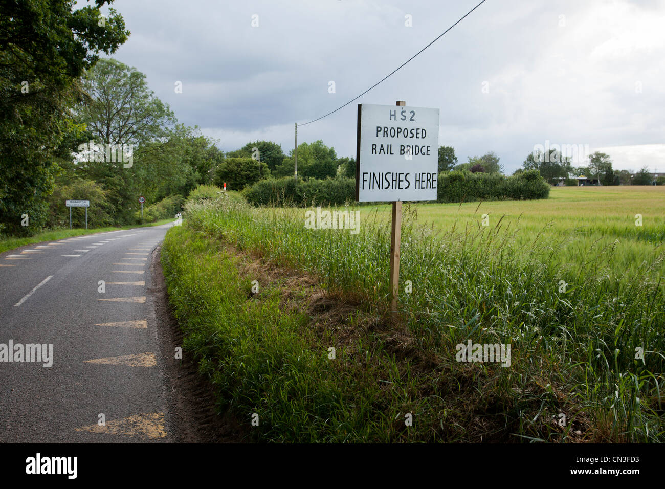 Ein Zeichen in das Dorf Middleton in Staffordshire, UK, zeigen, wo eine Brücke für die vorgeschlagenen HS2-Bahnverbindung Stockfoto
