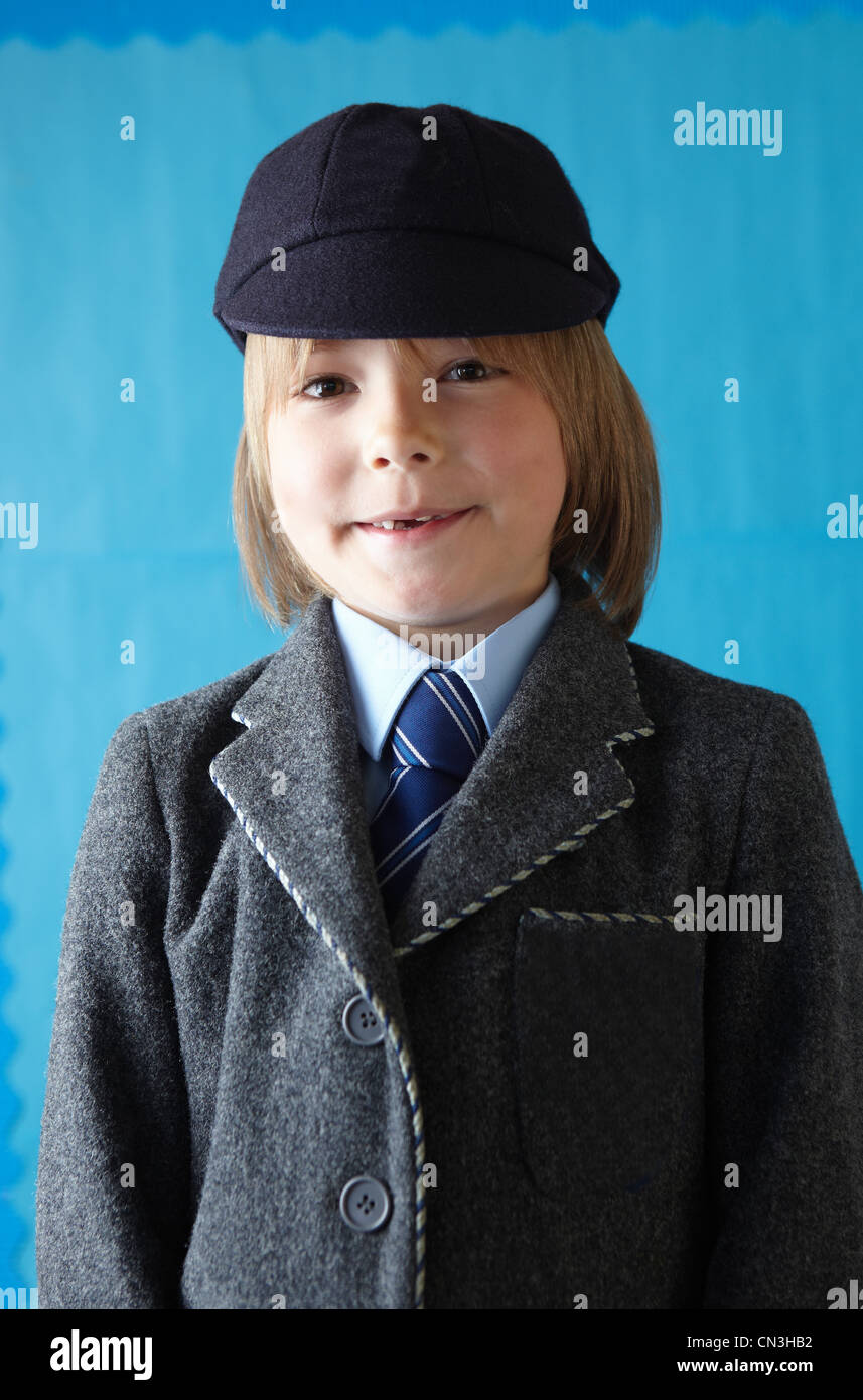 Junge in Schuluniform in die Kamera grinsend toothy Lächeln Stockfoto