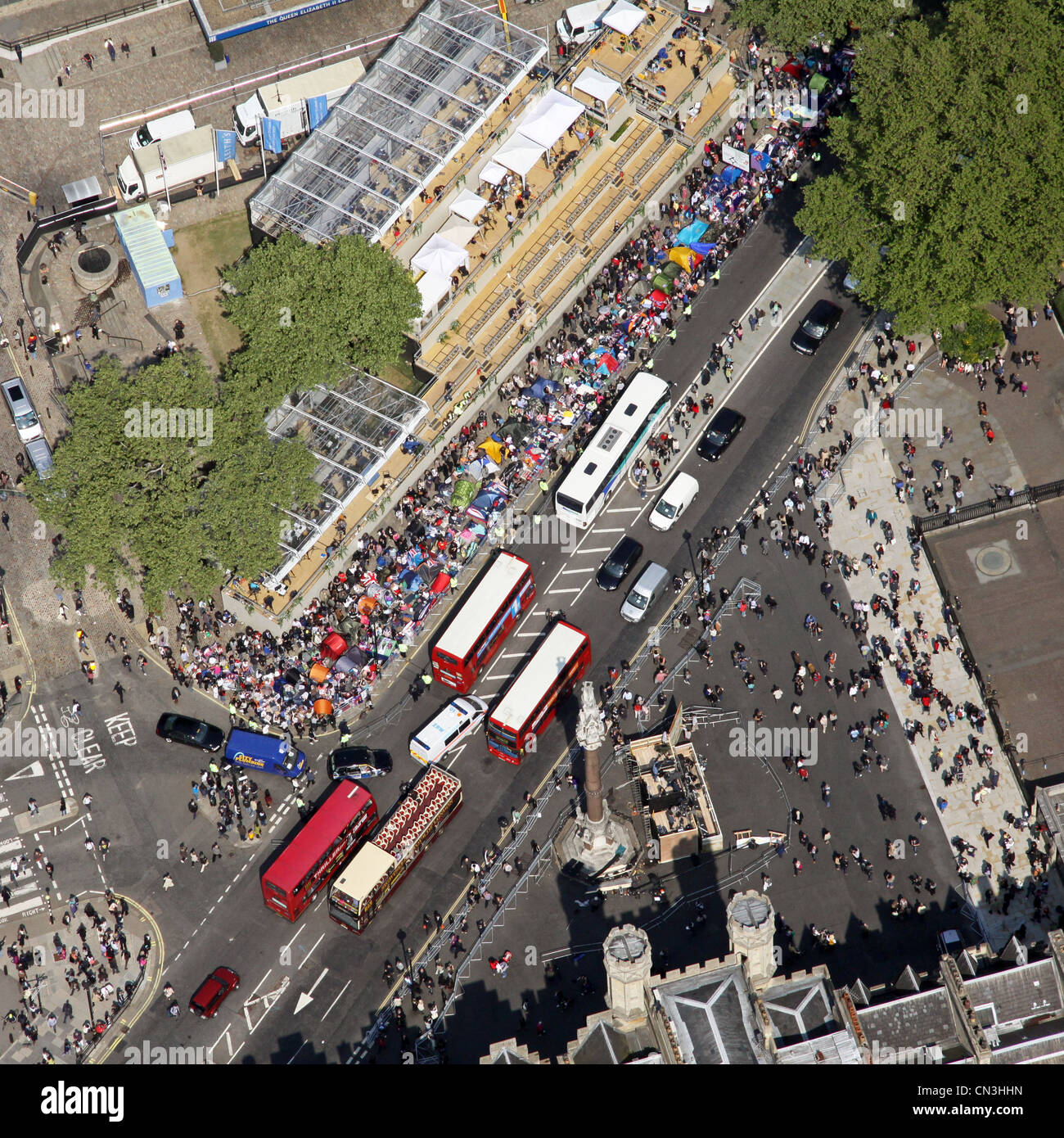 Luftaufnahme der Londoner Busse und der überfüllten Straße in London, außerhalb der Westminster Abbey am 28. April 2011 Stockfoto