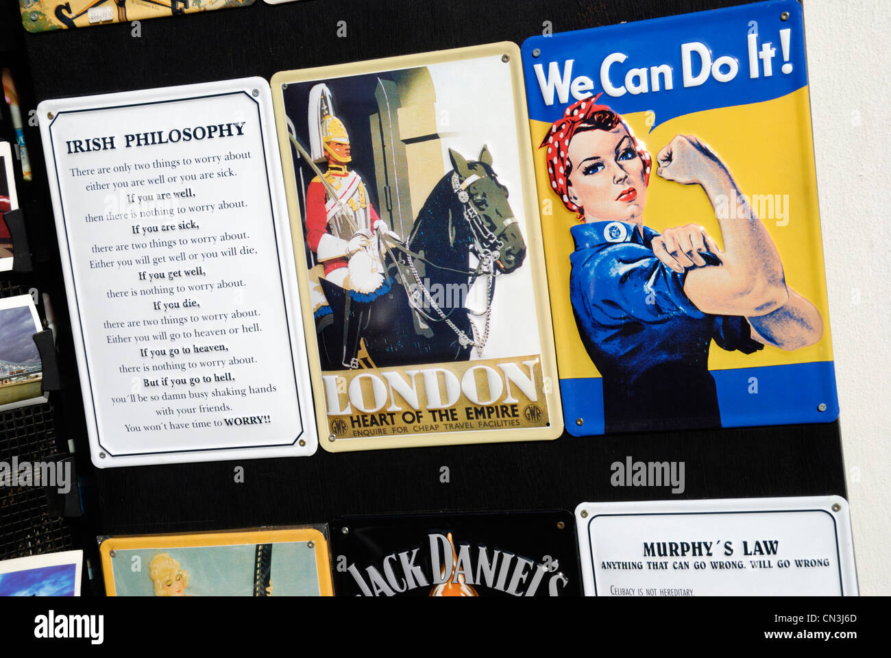 Vintage-Stil Blechschilder, einer unter dem Titel "London", ein anderes mit der Aufschrift "Wir können es tun! ‘ Stockfoto