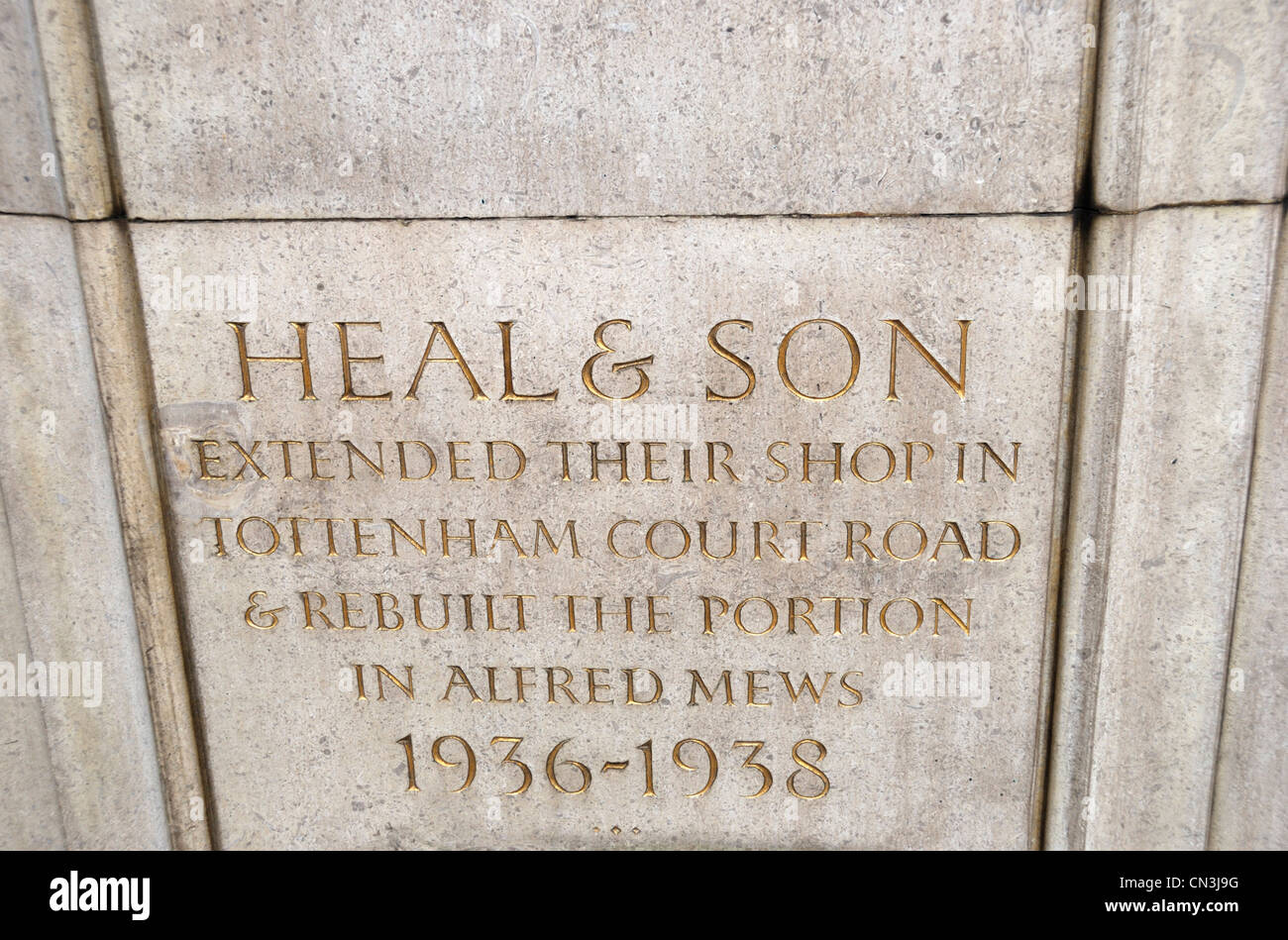 Stein zum Gedenken an die Erweiterung des Heal und Sohn Shop in Tottenham Court Road, London, UK Stockfoto