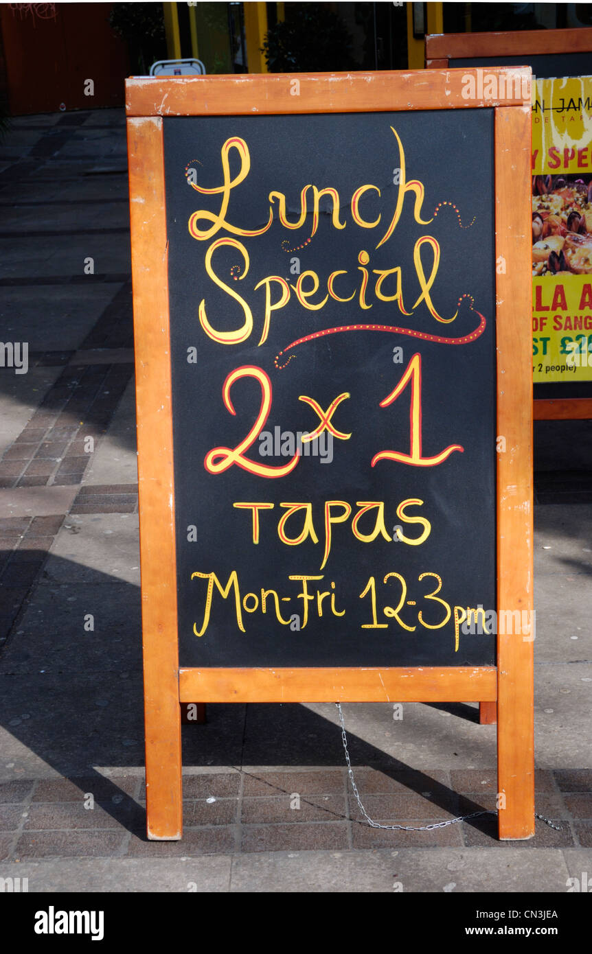 "Lunch Special 2 x 1 Tapas" zu unterzeichnen, vor einem restaurant Stockfoto