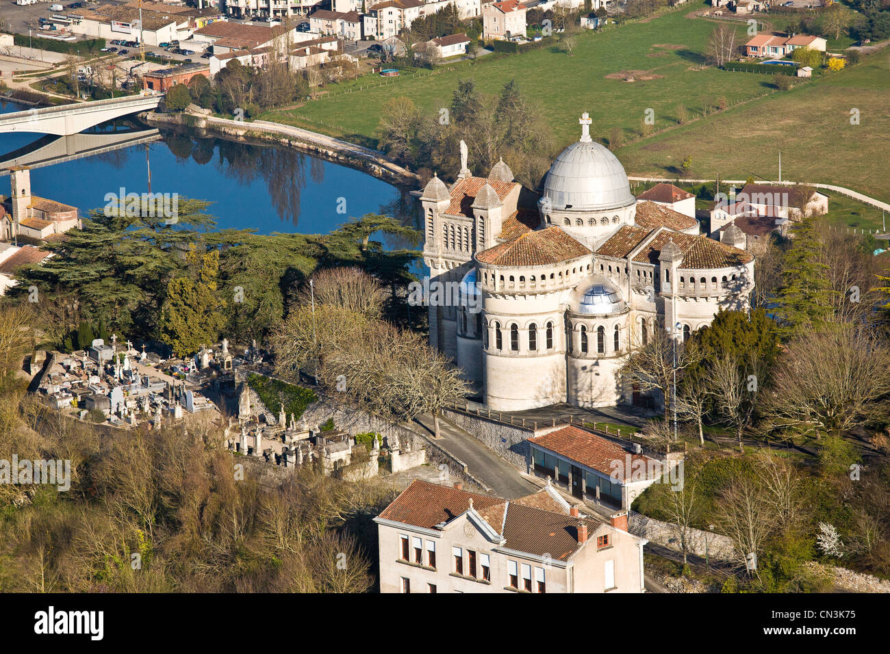Frankreich, Lot et Garonne, Penne Desni, Our Lady of Peyragude Block Romano Byzantine (Luftbild) Stockfoto