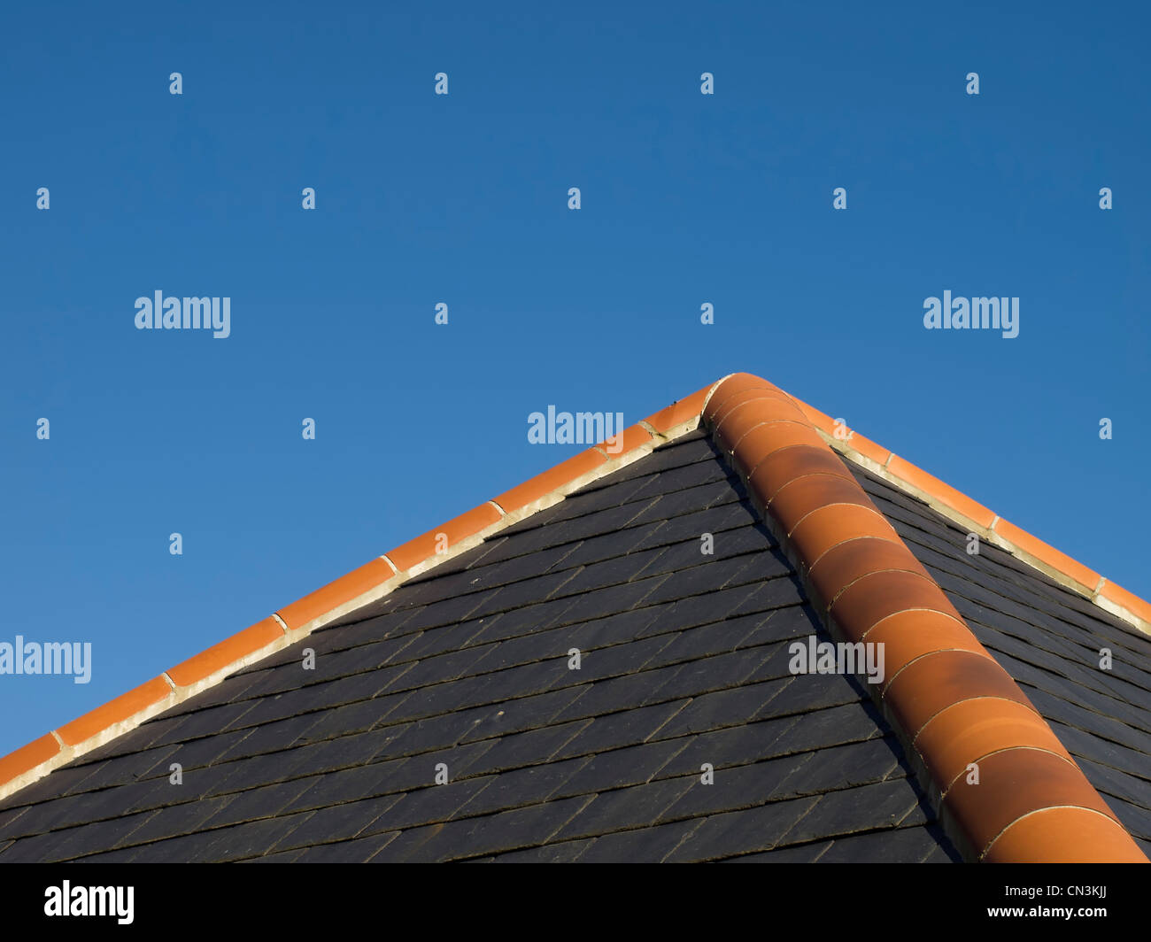 Eine geflieste Dachterrasse Apex, umrahmt von einem klaren blauen Himmel. Stockfoto