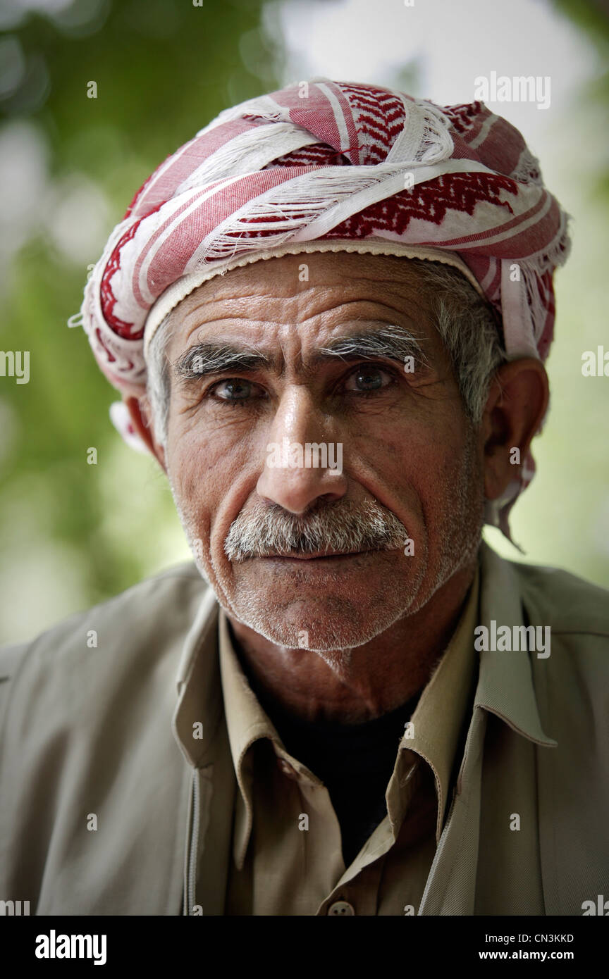 Ein Mann aus der Barzan Region Irakisch-Kurdistan. Er trägt typische kurdische Kleidung Stockfoto