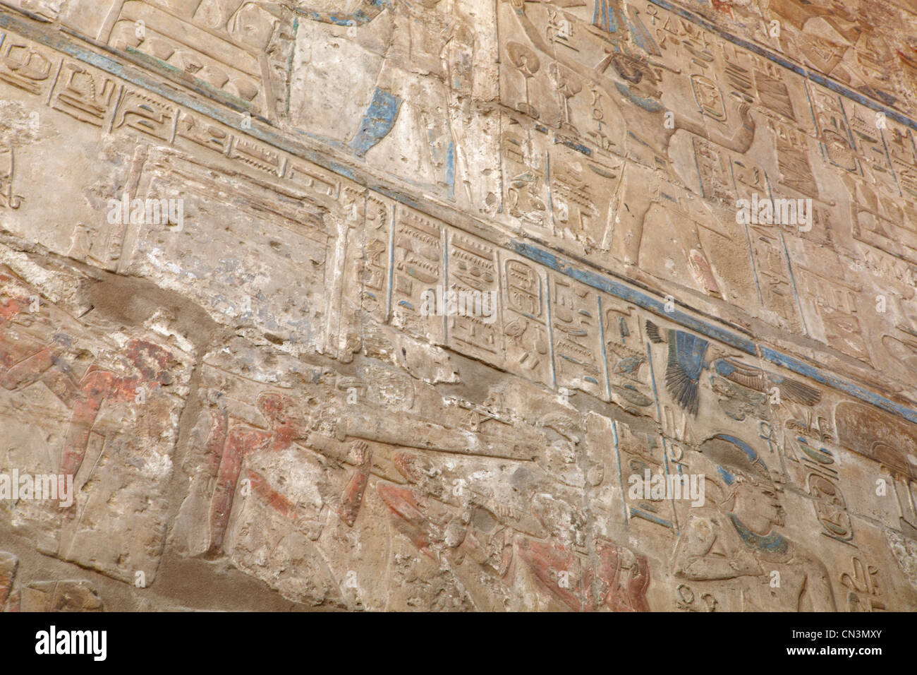 Reliefs an den Wänden der Luxor-Tempel, Luxor. Ägypten Stockfoto