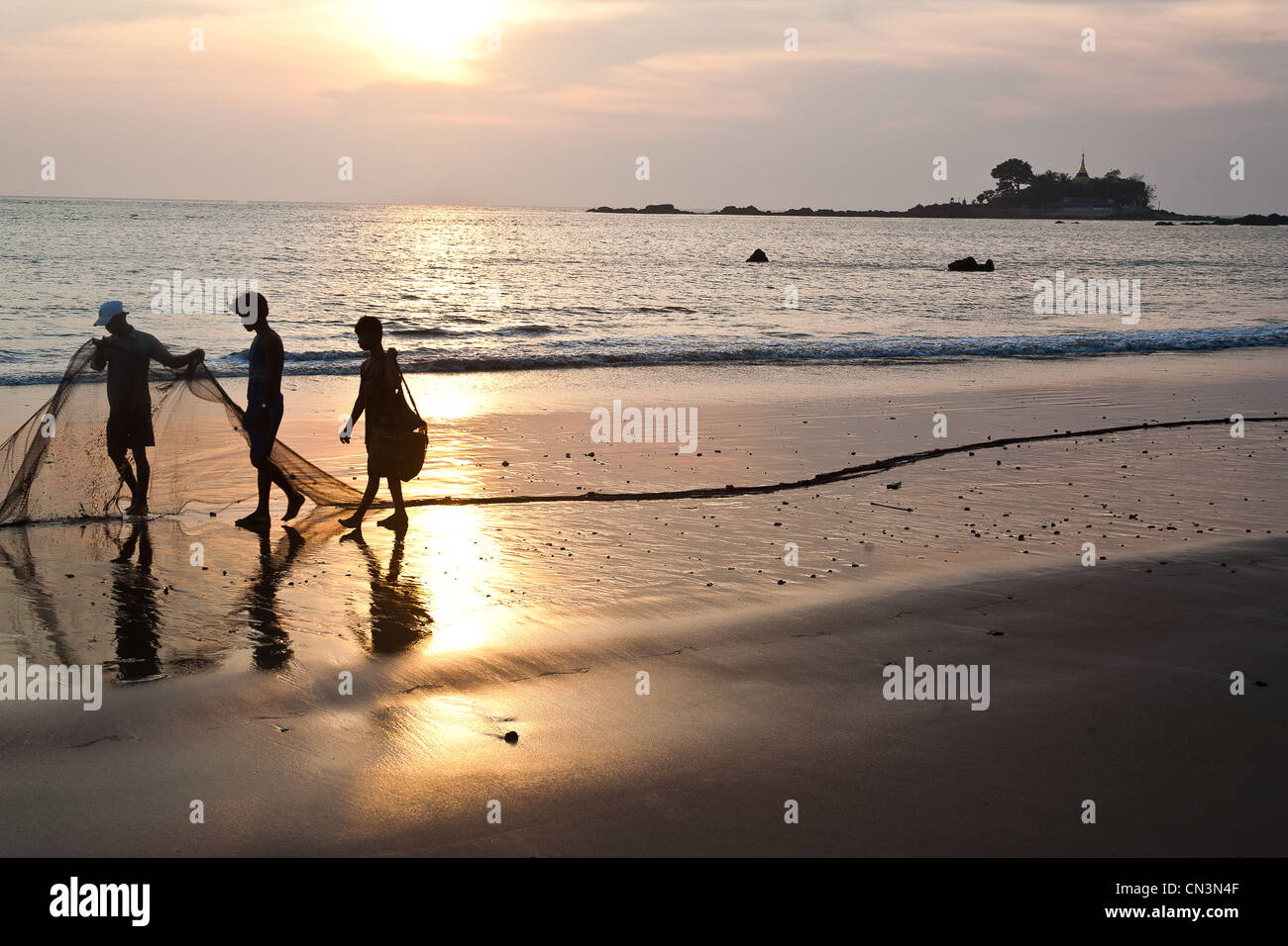 Myanmar (Burma), Mon Staat, Setse, Fischer mit Netz am Strand Stockfoto