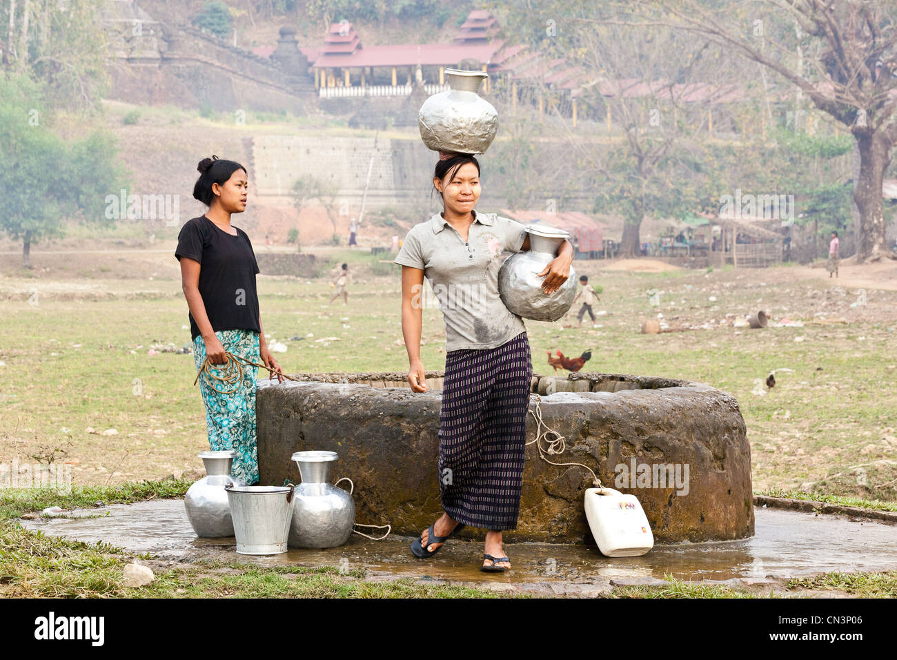 Myanmar (Burma), Rakhine (Arakan) Zustand, Wasser Pflicht am Brunnen Stockfoto
