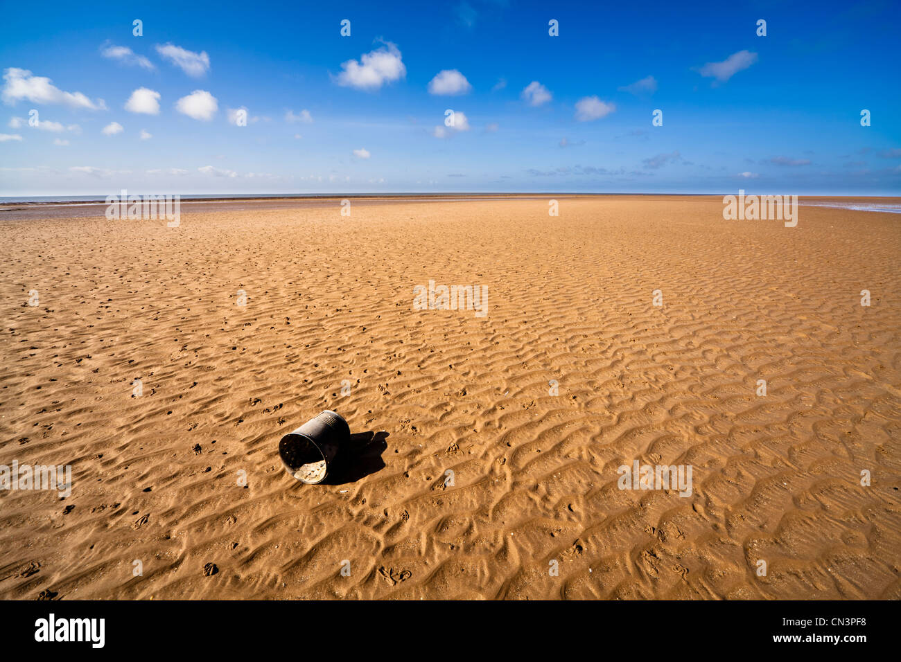 Einem alten Eimer Hunstanton Strand angespült Stockfoto