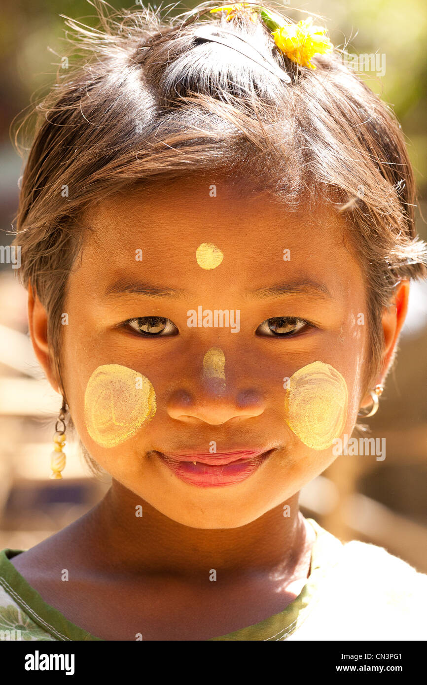 Myanmar (Burma), Rakhine (Arakan) Zustand, Mrauk U, Kinn Dorf Mädchen Porträt Stockfoto