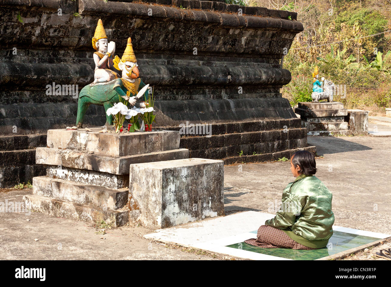 Myanmar (Burma), Rakhine (Arakan) Staat, Mrauk U, Birma beten vor dem Sonntag Gottheit Stockfoto