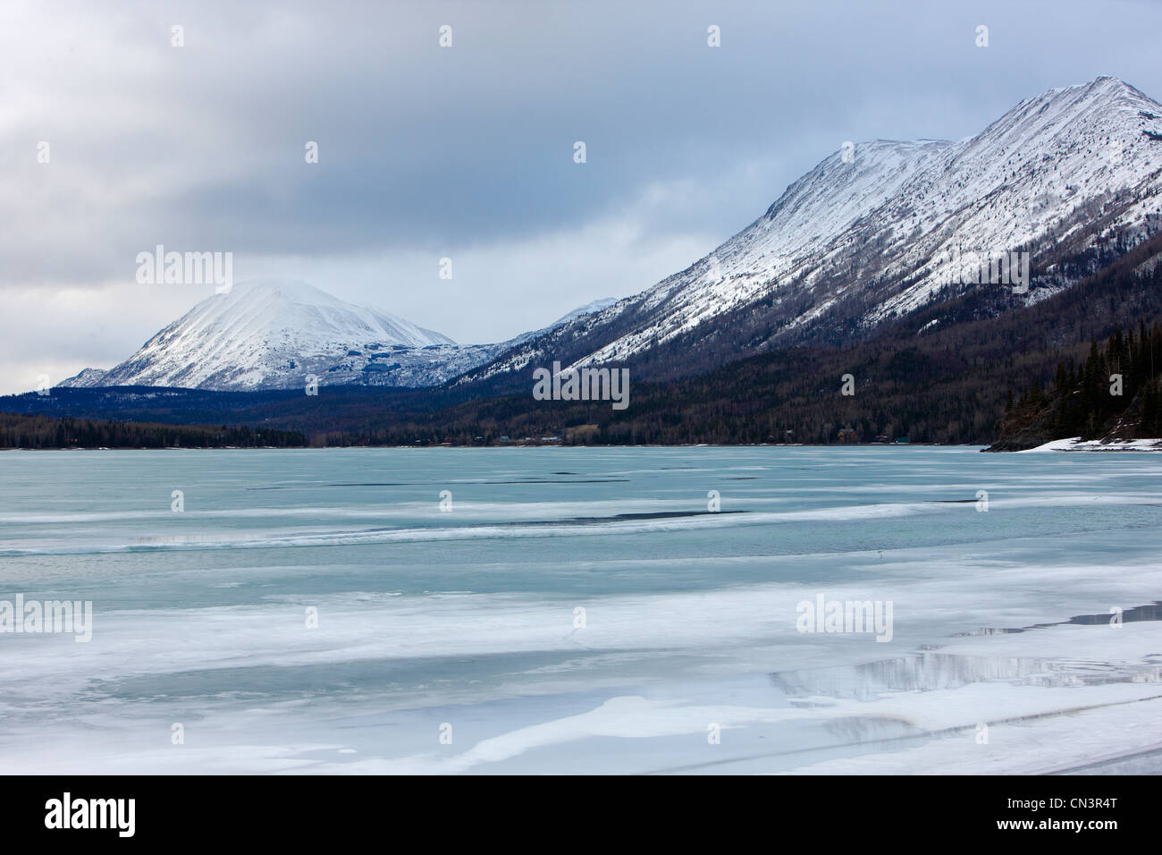 USA, Alaska, Landschaft aus Bergen und Meer Stockfoto