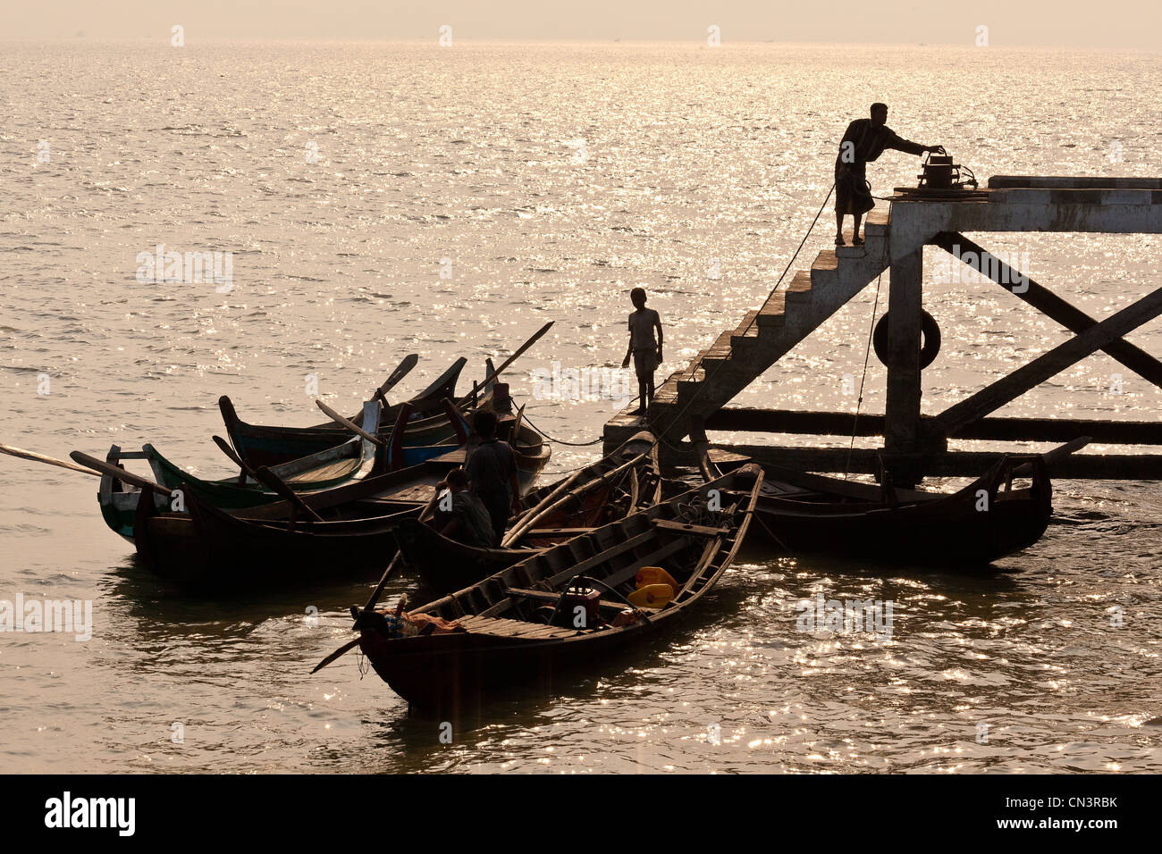 Myanmar (Burma), Rakhine (Arakan) Zustand, Sittwe, Ponton-Boote in den Hafen von Sittwe Stockfoto
