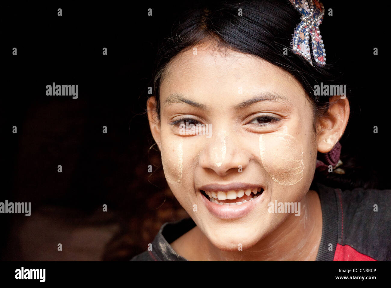 Myanmar (Burma), Rakhine (Arakan) Zustand, Sittwe, junge Dame mit Thanaka-Porträt Stockfoto