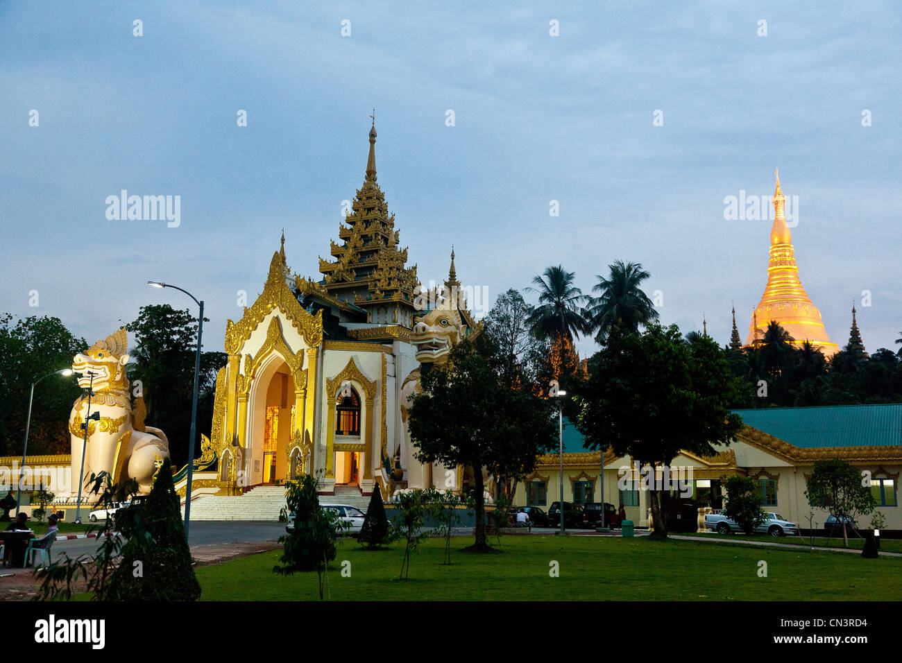 Myanmar (Burma), Yangon Division, Yangon, West-Eintrag der Shwedagon-Pagode Stockfoto