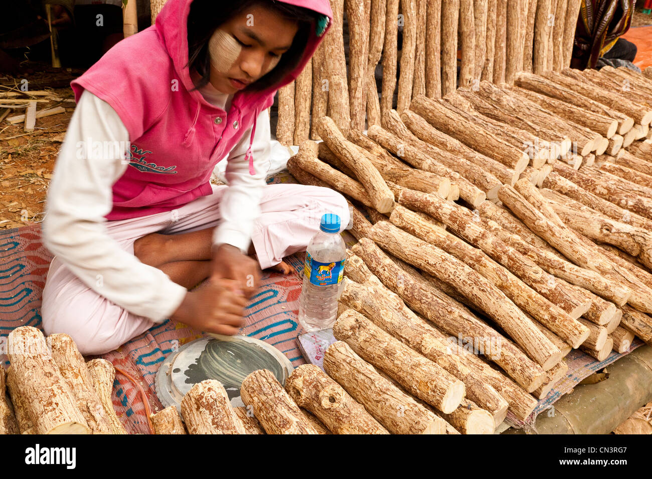 Myanmar (Burma), Shan Staat, Pindaya, Mädchen Thanaka-Holz zu verkaufen Stockfoto