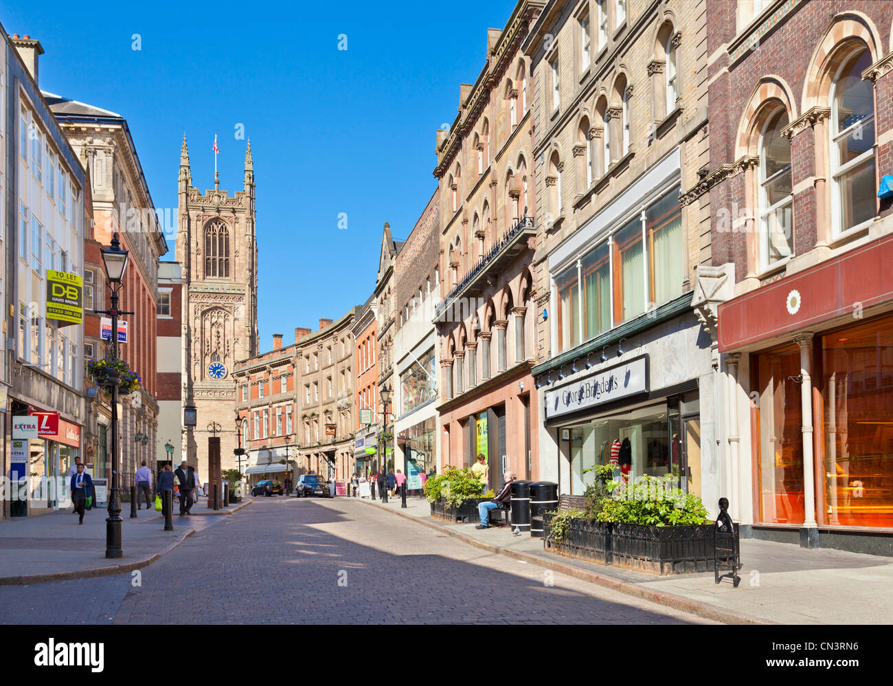 Irongate Geschäfte Derby City Centre in Richtung der Kathedrale Derby Derbyshire England UK GB EU Europa suchen Stockfoto