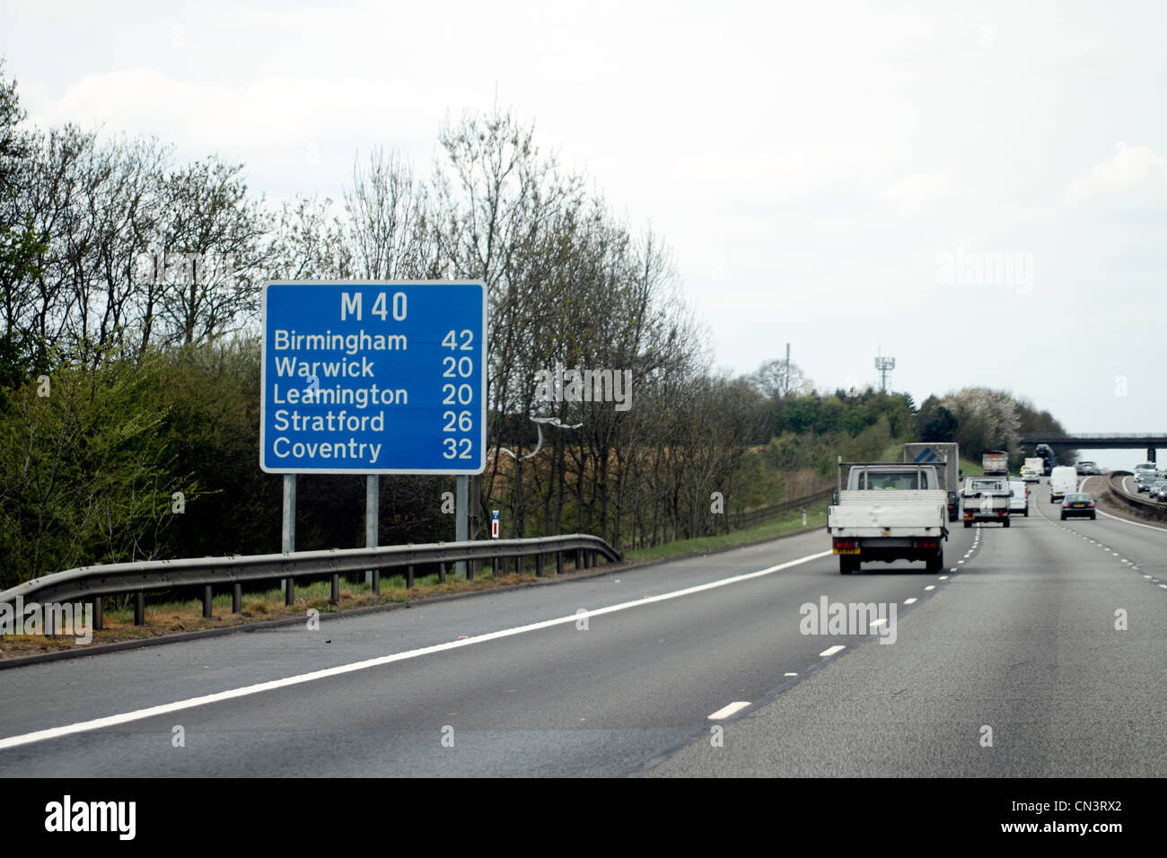 Autobahn-Schild an der M40 Birmingham, Warwick, Leamington, Stratford und Coventry Stockfoto