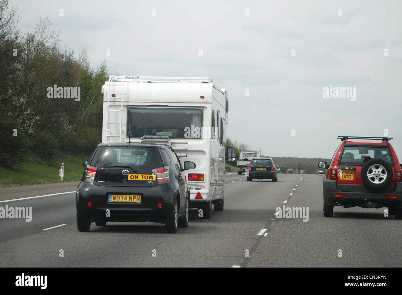 Autobahn M40 motorisierten Karawane ein Auto abschleppen Stockfoto
