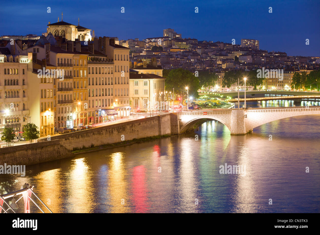 Frankreich, Rhone, Lyon, historische Stätte, die von der UNESCO als Weltkulturerbe gelistet Pont Bonaparte über die Saône und die Croix Stockfoto