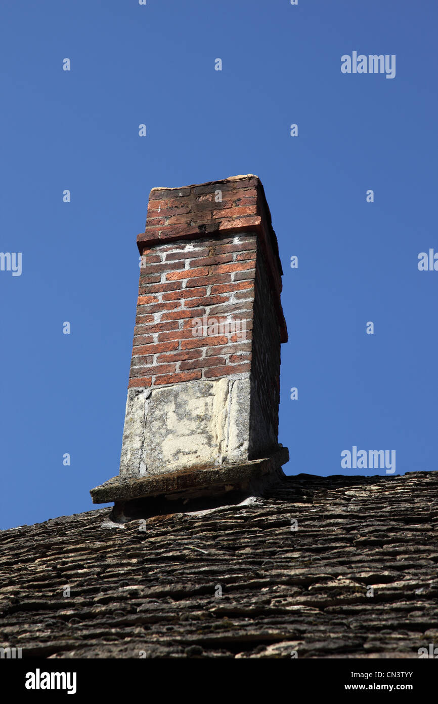 Alter Steinkamin auf einem Dach eines Hauses in Lacock, Wiltshire, England, Großbritannien Stockfoto