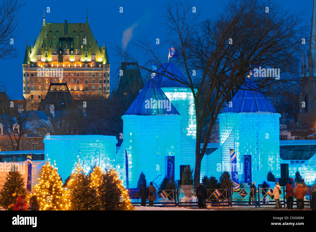 Kanada, Provinz Quebec, Quebec, Kanada-Winter-Karneval, Ice Palace der Bonhomme Carnaval, im Hintergrund das beleuchtete Stockfoto