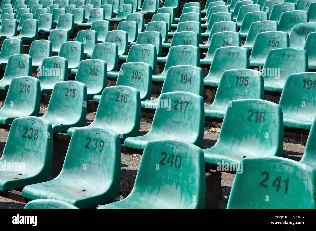 Grün nummerierte Sitzplätze im Stadion Stockfoto