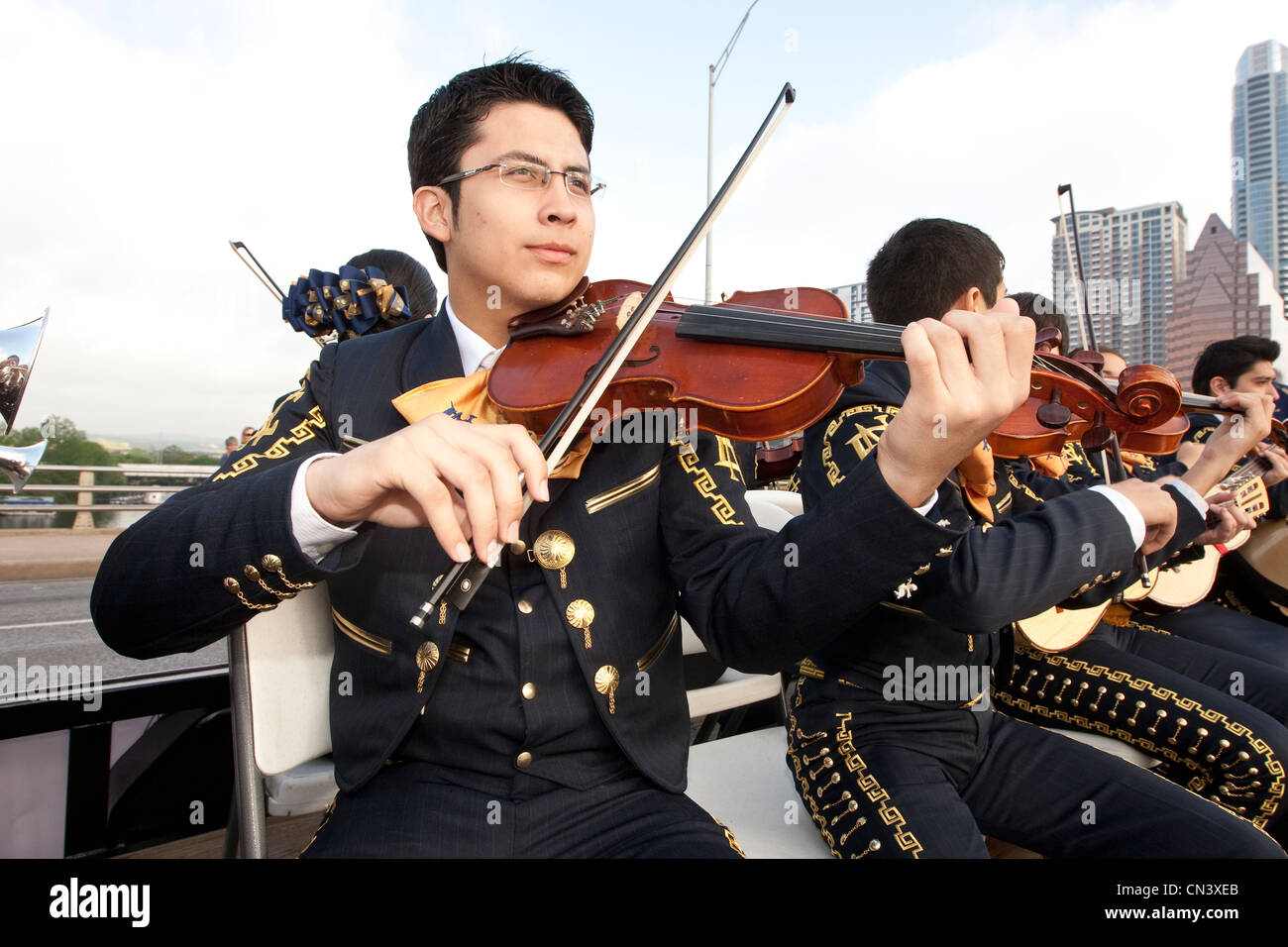 Traditionelle mexikanische Mariachi-Band führt während der Parade in Austin, Texas nach der Enthüllung der Tejano Denkmal auf Capitol Komplex Stockfoto