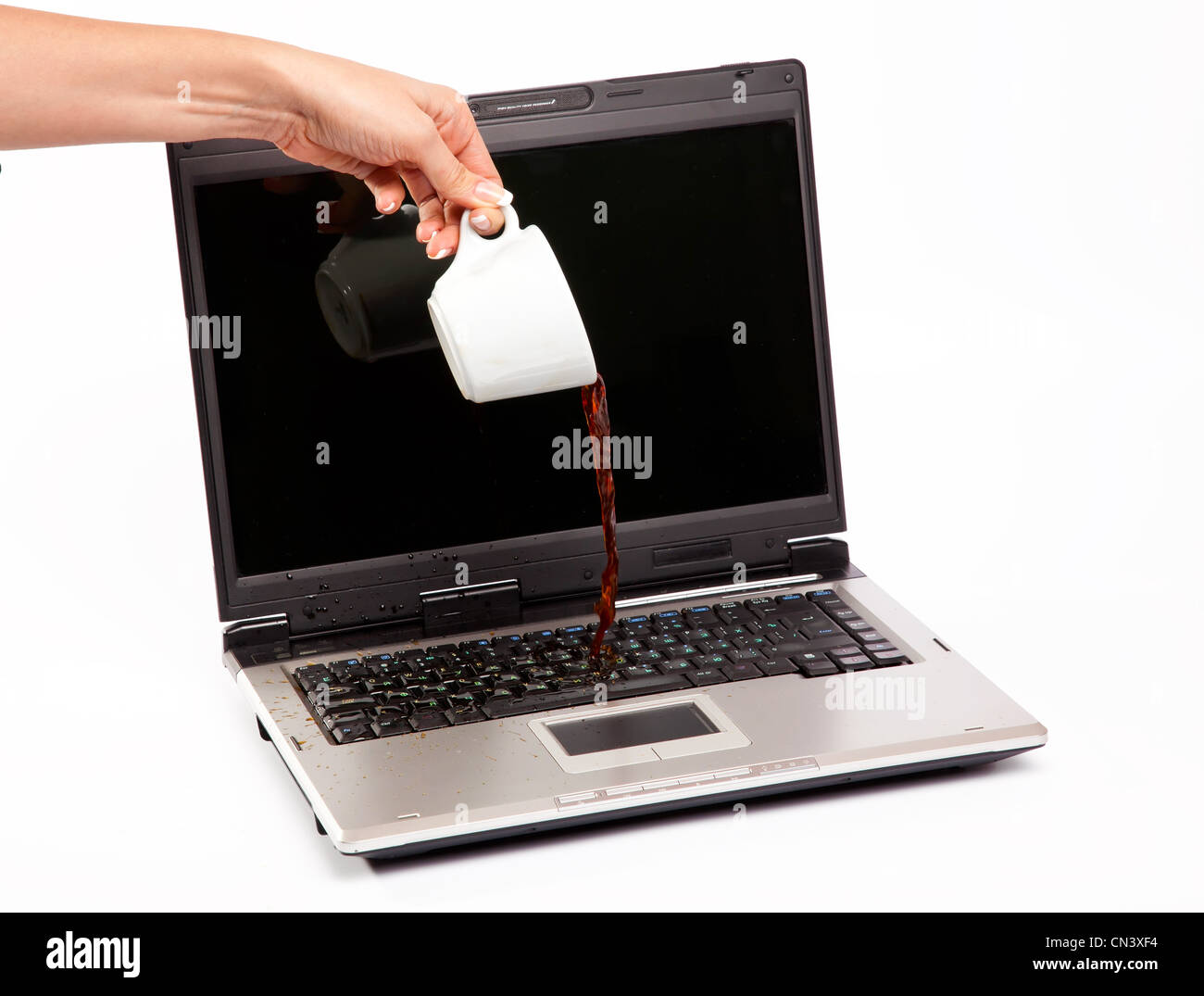 Kaffee verschüttet Laptop Tastatur auf weißem Hintergrund Stockfoto
