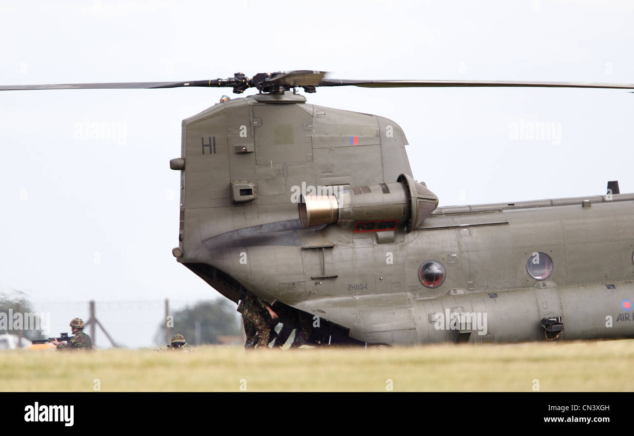 Boeing Chinook HC2, ein Tandem-Rotor-Helikopter Hubschrauber der Royal Air Force RAF Waddington, Lincoln, International Airshow. Eine Reihe von Varianten, basierend auf der United States Army CH-47 Chinook, der RAF Chinook-Flotte ist die größte außerhalb der Vereinigten Staaten. RAF Chinook haben umfassenden Service einschließlich des Kampfes im Falkland-Krieg, Friedenssicherung Verpflichtungen auf dem Balkan und Maßnahmen im Kriege im Irak und in Afghanistan gesehen. Der Chinook HC2-Flugzeugen, normalerweise an RAF Odiham bietet Schwerlast-Unterstützung und Transport quer durch alle Branchen der britischen Streitkräfte Stockfoto