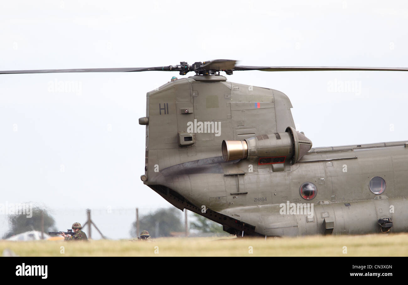 Boeing Chinook HC2, ein Tandem-Rotor-Helikopter Hubschrauber der Royal Air Force RAF Waddington, Lincoln, International Airshow. Eine Reihe von Varianten, basierend auf der United States Army CH-47 Chinook, der RAF Chinook-Flotte ist die größte außerhalb der Vereinigten Staaten. RAF Chinook haben umfassenden Service einschließlich des Kampfes im Falkland-Krieg, Friedenssicherung Verpflichtungen auf dem Balkan und Maßnahmen im Kriege im Irak und in Afghanistan gesehen. Der Chinook HC2-Flugzeugen, normalerweise an RAF Odiham bietet Schwerlast-Unterstützung und Transport quer durch alle Branchen der britischen Streitkräfte Stockfoto