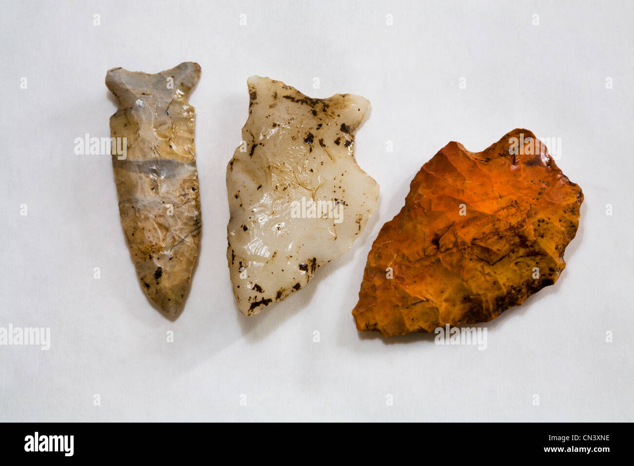 Drei Feuerstein Atlatl Geschossspitzen aus der archaischen Periode der Wüste im amerikanischen Südwesten Stockfoto