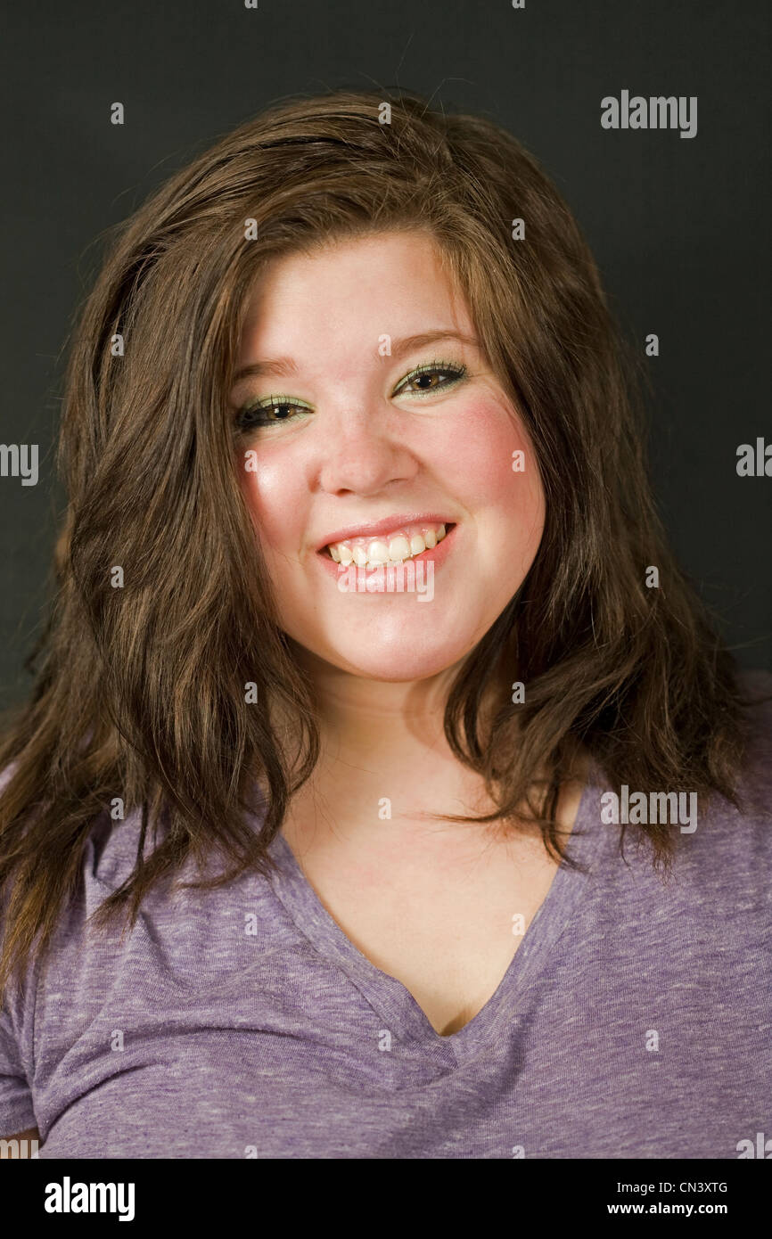 Teenager-Mädchen geschminkt und lächelnd Stockfoto