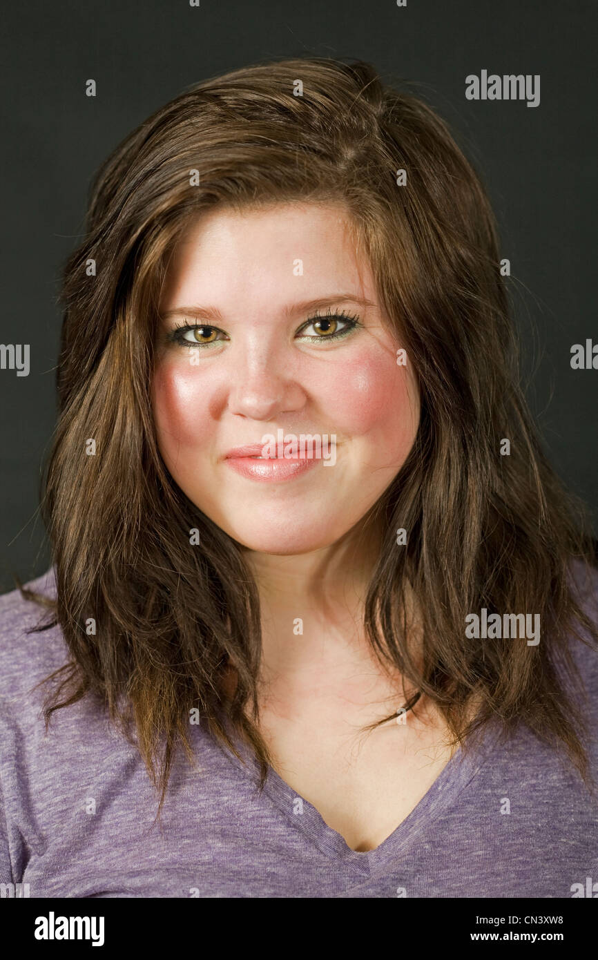 Teenager-Mädchen geschminkt und lächelnd Stockfoto