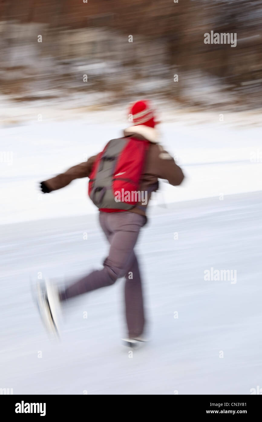 Frau-Eislaufen auf dem zugefrorenen Assiniboine River Trail, Winnipeg, Manitoba Stockfoto
