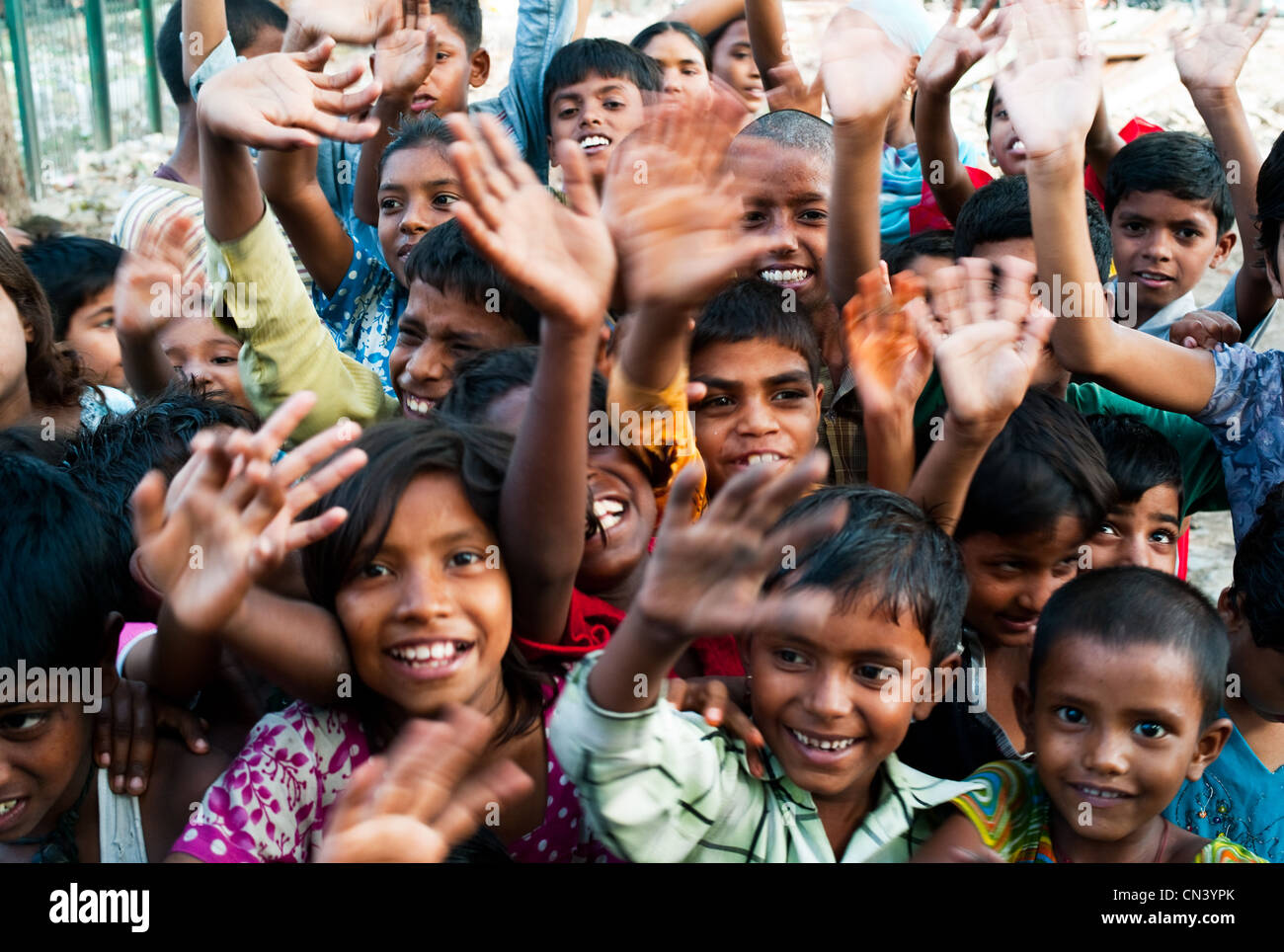 Glückliche Kinder aufgeregt winken die Kamera in Indien Stockfoto