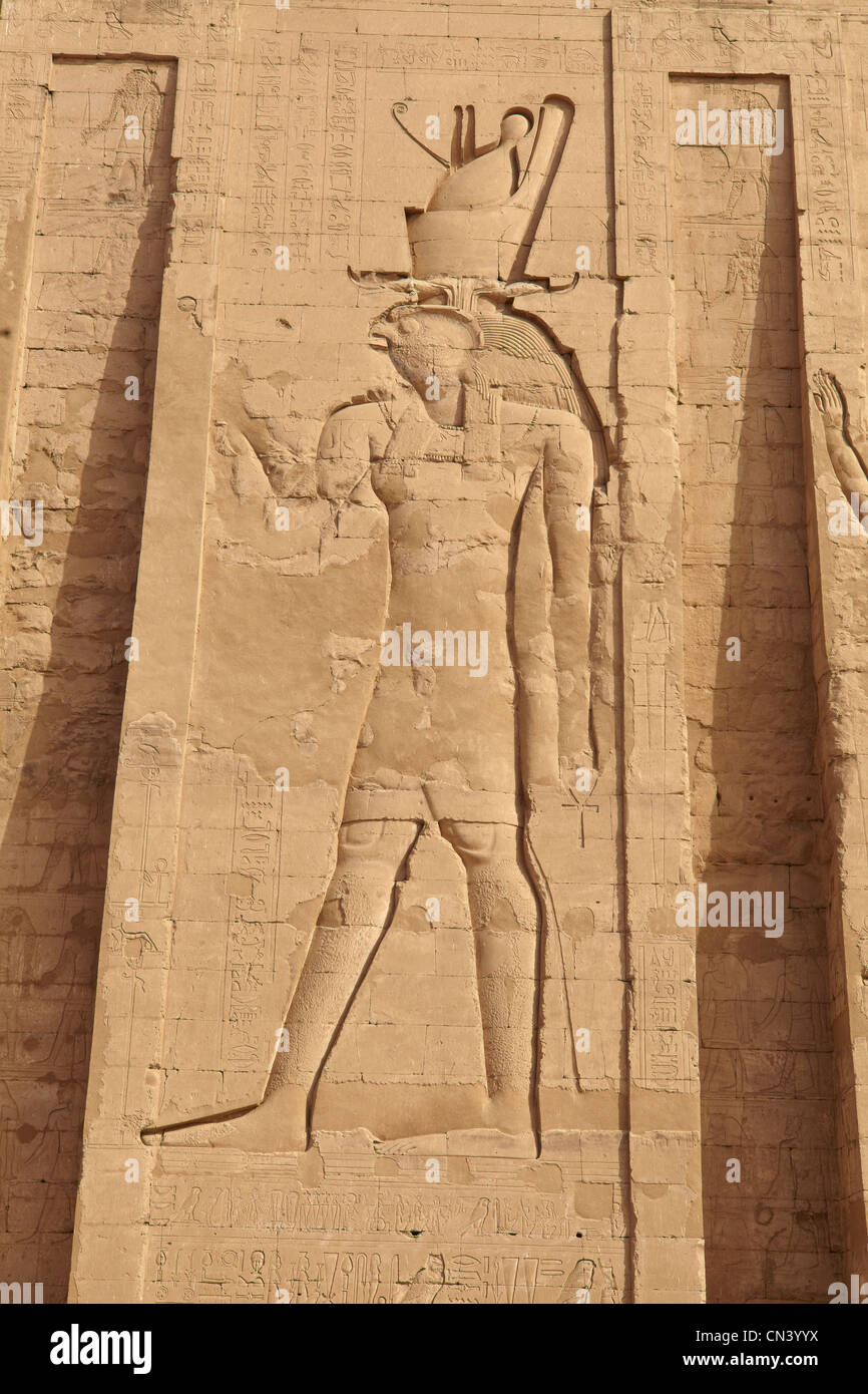 Ägypten - Edfu Tempel des Horus, Erleichterung des Horus auf einem der Masten von Edfu Tempel Stockfoto