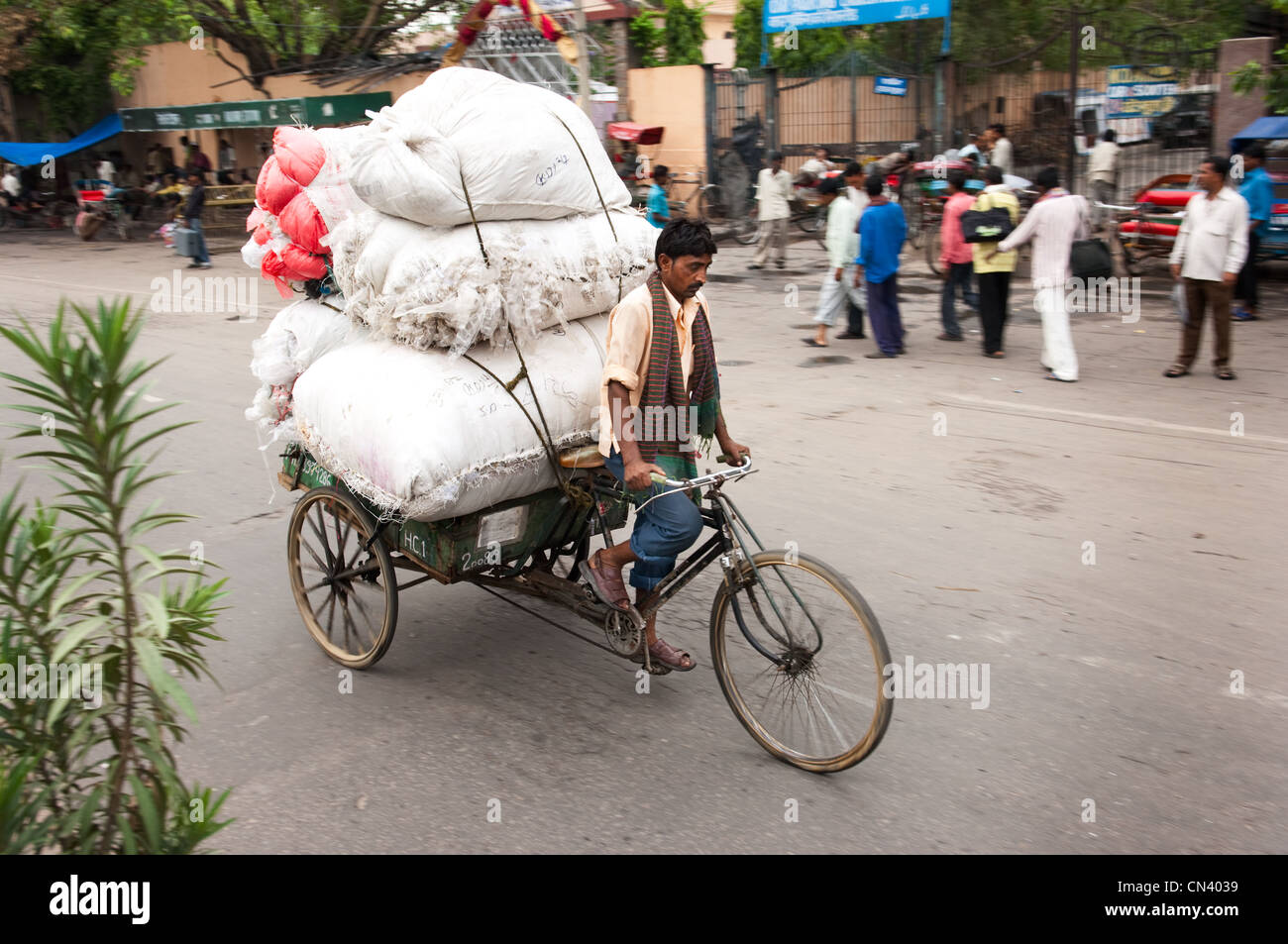 Eine geschäftige Straßenszene in Indien Stockfoto