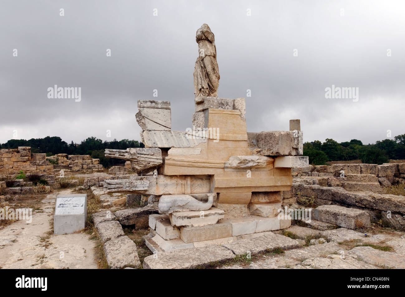 Cyrene. Libyen. Der prominente Naval-Denkmal steht gegenüber der Captiolium in der Agora wurde ursprünglich von der Stockfoto